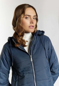giacca imbottita blu navy con cappuccio, dotata di chiusura con zip e coulisse elastiche, tessuto testurizzato e motivo trapuntato.