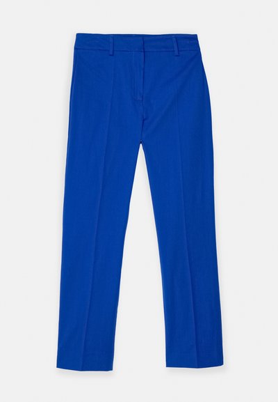Pantalon bleu en tissu lisse, avec une coupe plate à l'avant, des passants de ceinture et des plis soigneusement repassés le long des jambes.