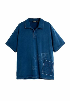 Niebieska koszulka polo z krótkim rękawem, kołnierzykiem, plisą na dwa guziki oraz naszytym graficznym napisem i numerem "19" przy prawym dolnym rogu.