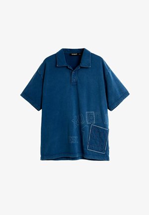 Niebieska koszulka polo z krótkim rękawem, kołnierzykiem, plisą na dwa guziki oraz naszytym graficznym napisem i numerem "19" przy prawym dolnym rogu.