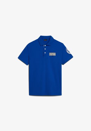 Polo bleu avec un col à trois boutons, manches courtes et un patch comportant un design sur la zone gauche de la poitrine. Fabriqué en tissu lisse.