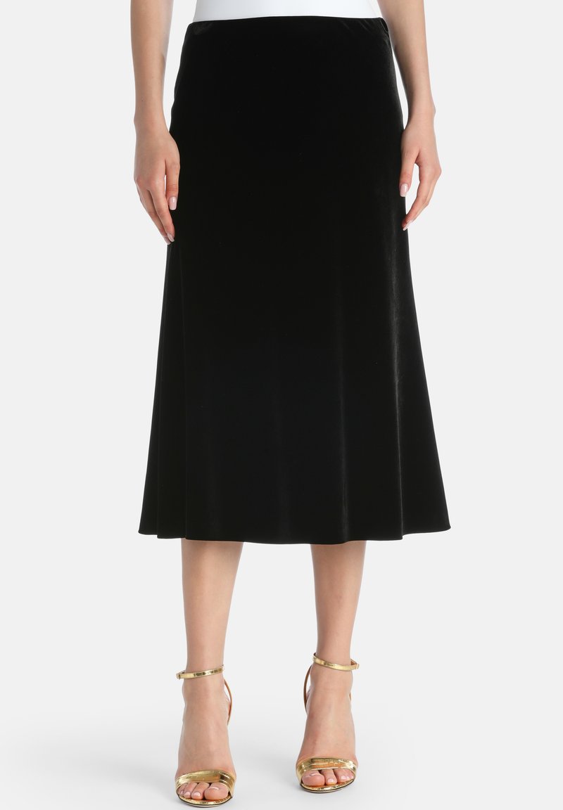 Sort velour midi-nederdel med en udvidet design, der har en glat tekstur og en bred talje, parret med gyldne strop-hæle.