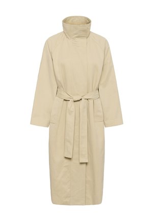 Beige langer Trenchcoat mit hohem Kragen, langen Ärmeln, zwei vorderen Taschen und einem Stoffgürtel, der an der Taille gebunden ist.