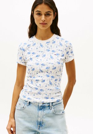 Witte korte mouwen t-shirt met een blauw bloemenpatroon, geribbelde textuur en een ronde halslijn. Bevat een klein logo op de borst.