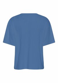 Niebieski t-shirt z krótkim rękawem o luźnym kroju, z prążkowanej tkaniny i skromnym okrągłym dekoltem. Zawiera małe logo na lewym rękawie. Widok z tyłu.