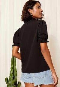 Friends Like These SHORT SLEEVE TIE NECK - REGULAR FIT - Camicetta - black