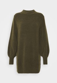 Maglione verde oliva con collo alto, maniche lunghe a sbuffo, polsini a coste e una texture a maglia liscia. Orlo dritto con spacchi laterali.