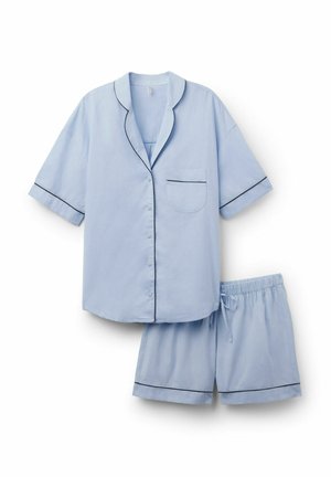 Jasnoniebieska piżama z krótkim rękawem i guzikami, z dopasowanymi szortami, czarną lamówką, kieszenią na piersi oraz elastycznym pasem w szortach.