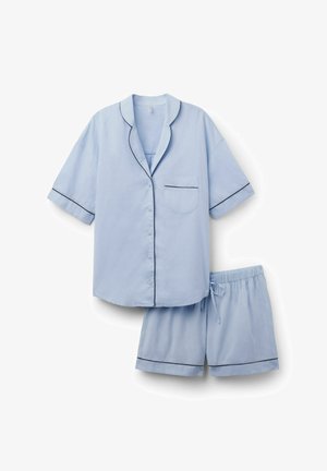 Jasnoniebieska piżama z krótkim rękawem i guzikami, z dopasowanymi szortami, czarną lamówką, kieszenią na piersi oraz elastycznym pasem w szortach.