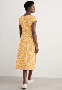 Seasalt Cornwall WILD BOUQUET - Trikotāžas kleita - painted daffodil turmeric - painted daffodil turmeric