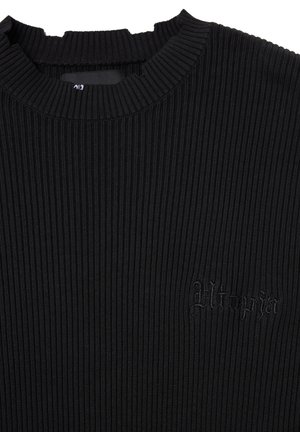 Schwarzer Rippstrickpullover mit hohem Ausschnitt, versehen mit einem gestickten Logo auf der Vorderseite. Weicher Textur mit vertikalen Streifen.