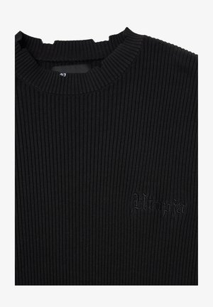 Maglione nero a coste con collo alto, caratterizzato da un logo ricamato sul davanti. Tessuto morbido con linee verticali in tutto il capo.