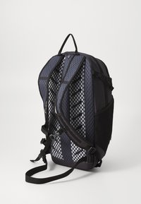 Zaino nero e blu con pannelli in rete, fibbie regolabili e manico superiore. Presenta un design strutturato per una buona ventilazione e supporto.