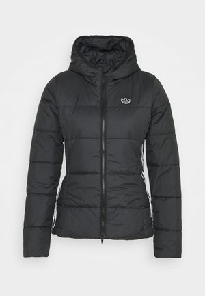 Sort quiltet hættejakke med frontlynlås, sidelommer og et lille hvidt Adidas-logo på brystet.