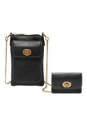 Czarna skórzana torba na ramię i pasujący portfel z paskami na łańcuszku w kolorze złotym i zamknięciami na zatrzask na białym tle.