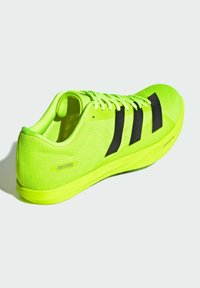 Scarpa da ginnastica verde neon con tomaia in mesh testurizzato, strisce nere e suola ammortizzata. Presenta una punta arrotondata e un design con lacci.