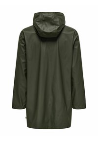 Jachetă impermeabilă de culoare verde închis, cu glugă, mâneci lungi și o textură netedă. Design simplu, fără accesorii sau detalii vizibile.
