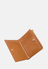 Braune Lederbörse mit mehreren Kartenfächern und einem Reißverschlussfach für Münzen. Mit goldenen Beschlägen und geprägtem Logodetail.