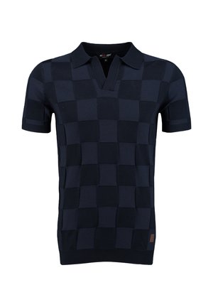 Polo de manga corta azul marino con patrón de cuadros texturizado y cuello abierto, pequeña etiqueta con logo marrón en el dobladillo.