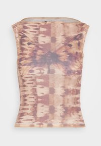 Bezramenný top v béžové barvě s fialovým a hnědým tie-dye vzorem, se subtilním designem motýla. Měkká, elastická tkanina s přiléhavým střihem.