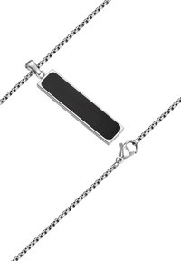 Colier din argint sterling, cu un pandantiv rectangular de culoare neagră, cu o finisare lucioasă, atașat la o lanț subțire cu un închizător tip homar.
