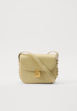 Sac bandoulière en simili cuir jaune avec rabat, quincaillerie dorée et accents décoratifs en perles sur les côtés. Texture lisse et bandoulière réglable.