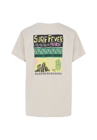Beige katoenen t-shirt met korte mouwen, met een kleurrijke grafische print op de achterkant, inclusief tekst en golfpatronen.