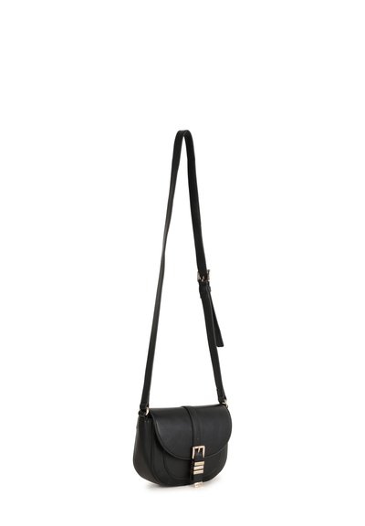 Svart läder crossbody-väska med klaffstängning, guldaccentdetaljer och en texturerad yta. Justerbar axelrem för mångsidighet.