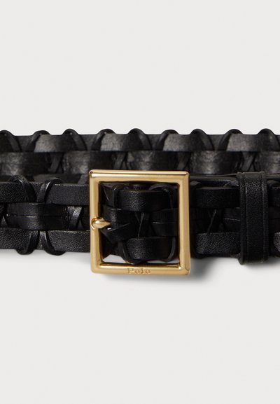 Μαύρη πλεκτή δερμάτινη ζώνη με τετράγωνη χρυσή μεταλλική πόρπη. Διαθέτει υφή στην επιφάνεια και κομψό σχεδιασμό, βελτιώνοντας τη συνολική εμφάνισή της.
