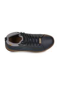 Scarpe di pelle nere con una fodera grigia, lacci piatti e una suola in gomma marrone chiaro; superficie liscia con sottili dettagli di cucitura.