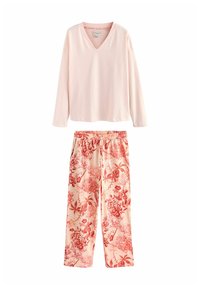 Bluză roz deschis cu mânecă lungă și guler în V, combinată cu pantaloni florali cu modele roșii și roz, talie elastică și croială lejeră.