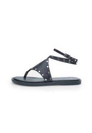 Musthave must sandaalid varvaseloope, pahkluu rihmade ja ringikujuliste metallaktsentidega. Sujuv materjal, lame tald ja minimalistlik disain.