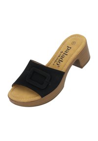 Sandale à talons hauts noirs à enfiler avec un dessus doux, dotée d'une boucle rectangulaire. La semelle a une texture semblable au bois et une semelle intérieure rembourrée.