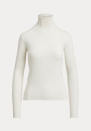 Sweter z długim rękawem, z wysokim, prążkowanym kołnierzem w kolorze ecru, dopasowany, na jednolitym tle.