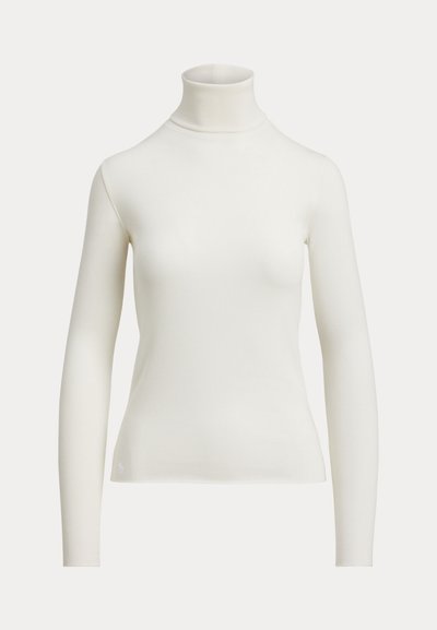 Hosszú ujjú, törtfehér bordázott garbó pulóver, testhezálló szabással, egyszínű háttér előtt.