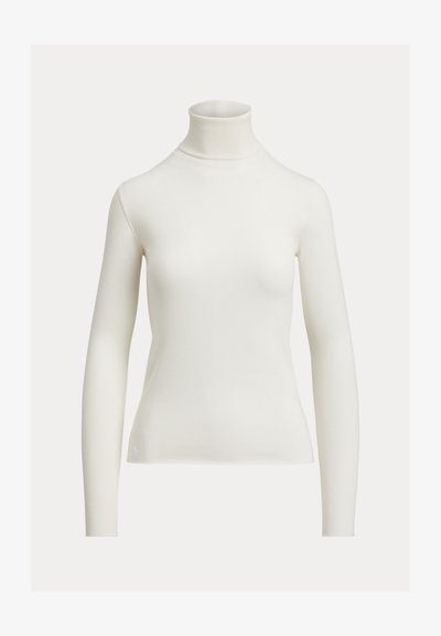 Hosszú ujjú, törtfehér bordázott garbó pulóver, testhezálló szabással, egyszínű háttér előtt.