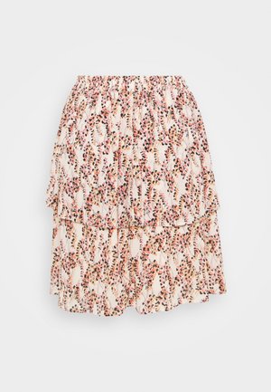 Falda corta con capas y cintura elástica, con un estampado floral multicolor de pequeñas hojas en rosa, naranja y negro sobre tela blanca.
