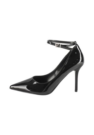 Décolleté in pelle patent nera con punta affusolata e cinturino alla caviglia. Caratterizzato da una finitura lucida e un sottile tacco a stiletto.