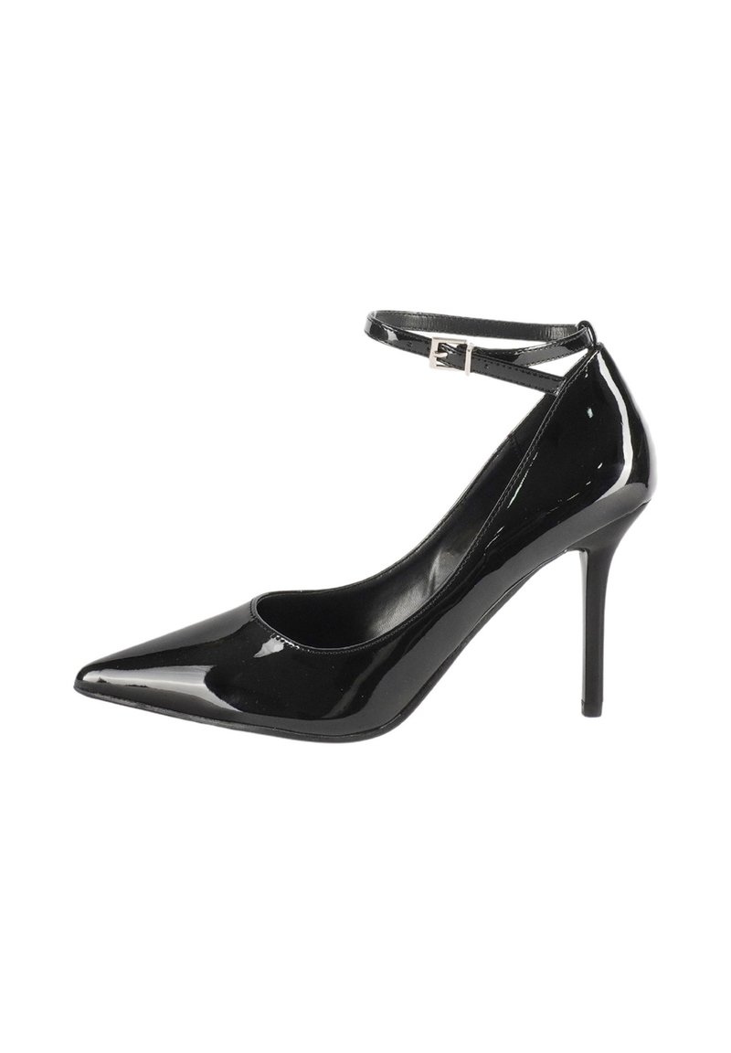 Décolleté in pelle patent nera con punta affusolata e cinturino alla caviglia. Caratterizzato da una finitura lucida e un sottile tacco a stiletto.