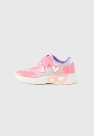 Scarpe da ginnastica per bambini rosa e viola con cuori, dettagli glitterati, una fascia in velcro e suola con cuori luminosi su sfondo bianco.
