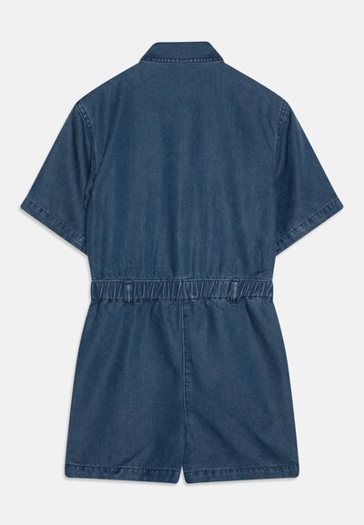 Mono de mezclilla con mangas cortas, cuello con solapa, cinturilla elástica y color azul oscuro sólido. Presenta un corte holgado y una textura suave.