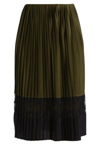 Gonna midi plissettata in verde oliva, con un orlo in pizzo nero, aggiunge un contrasto di texture al tessuto liscio superiore.