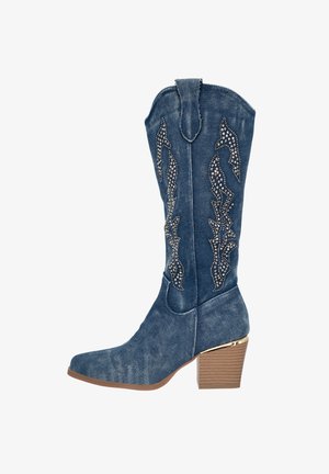 Stivale cowboy in denim con punta affusolata, decorato con motivi di borchie argentate e tacco impilato, dotato di un accentuazione dorata alla base del tacco.