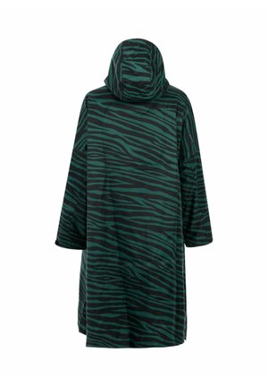Imperméable à capuche à rayures zèbre vert et noir, coupe oversized et manches courtes. Texture lisse et matériau léger.