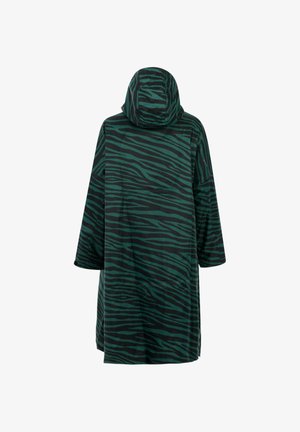 Imperméable à capuche à rayures zèbre vert et noir, coupe oversized et manches courtes. Texture lisse et matériau léger.