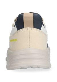 Sneaker beige e navy con una toma superiore testurizzata, accenti bianchi a contrasto, collarino imbottito e un loop posteriore. Suola trasparente e ammortizzata.
