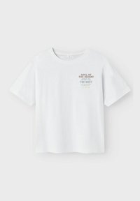 Valge puuvillane T-särk lühikeste varrukatega, ümar kaelus ja keskel erinevates värvides tekstiprint, millel on kirjas "KÕRBESOOJUSE HING, LÄÄNE VAIM".