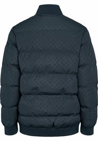 Mörkblå puffjacka med en slät textur, som har ett subtilt geometriskt mönster, ribbad krage och manschetter samt en quiltad design.