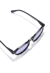Crne sunčane naočale s jedinstvenim valovitim dizajnom, ljubičastim staklima, tankim krakovima i mat završnom obradom.