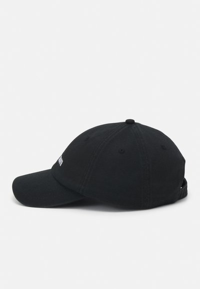 Casquette de baseball en coton noir avec une visière incurvée et une sangle ajustable. Présente un logo cousu à l'avant et des œillets de ventilation.